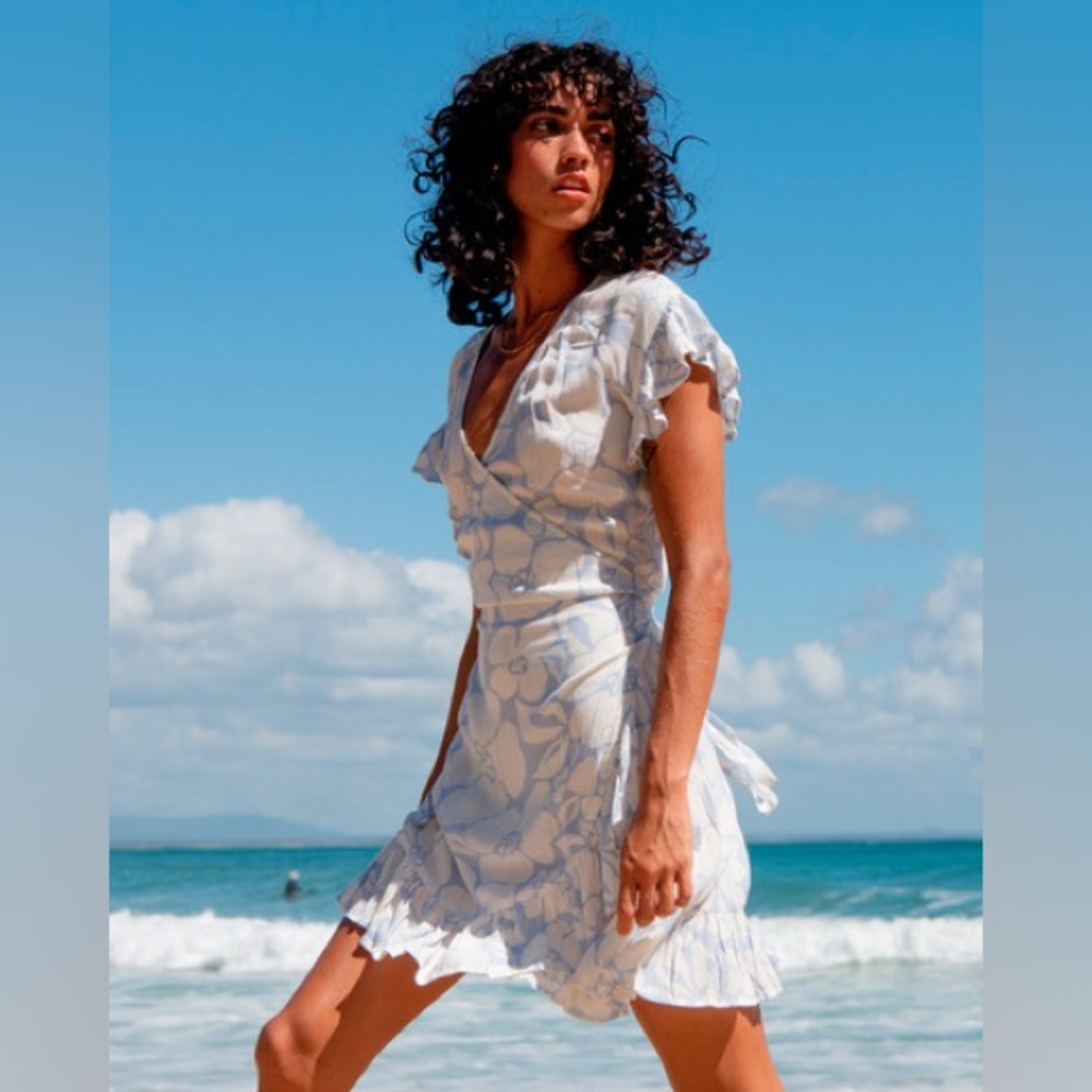 Billabong - Wrap And Roll Woven Dress
Color: RAIN DROP (rad)
Size: xs